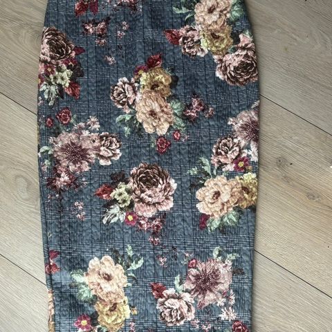 Midi floral skjørt