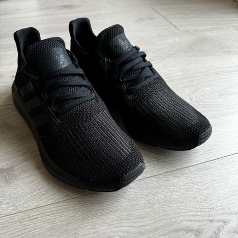 Adidas Swift Run - så og si ubrukt