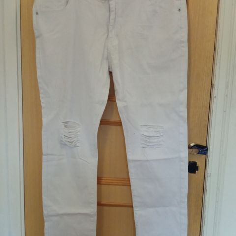 Hvit jeans str.40 250 kr