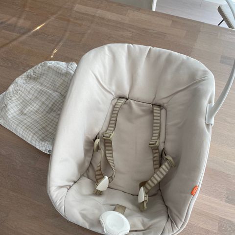 Stokke tripp trapp newborn seat med bøyle til leke