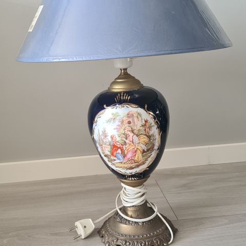 Retro antikk bordlampe med fine detaljer