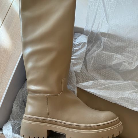 Høye beige boots, Strl 38