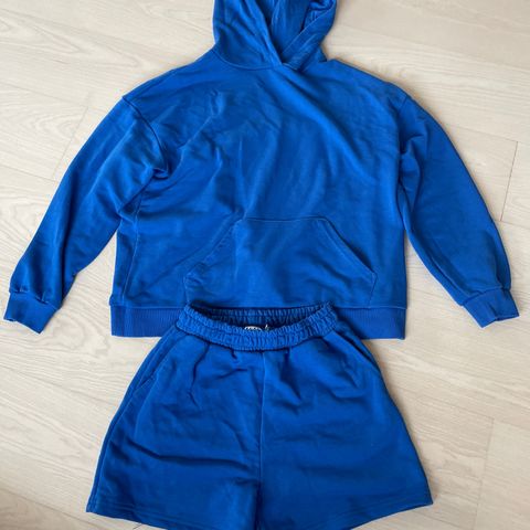 Blå hoodie og shorts - sett fra NAKD