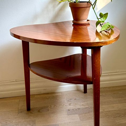 Hjerteformet sidebord i teak