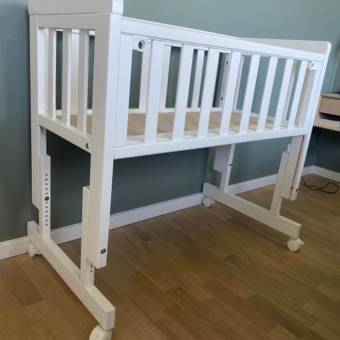 Troll bedside crib