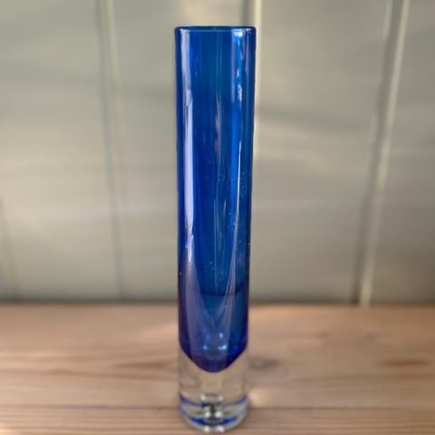 Smal retro glassvase fra 70-tallet, i fin blåfarge!