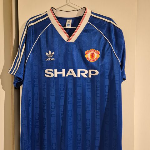 Manchester United retro trøye fra 22/23 selges