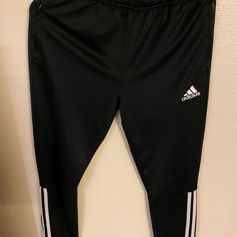 Pent brukt Adidas bukser