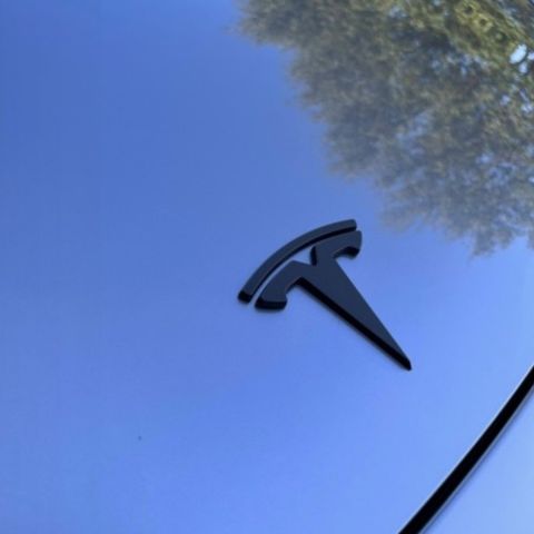 Tesla emblem dekselo