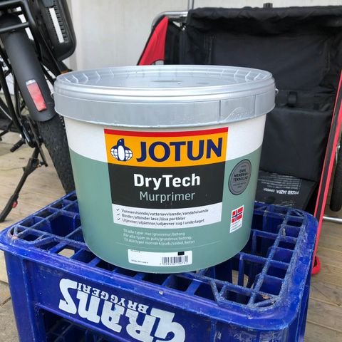 Litt mer enn halvfull primer til mur (Jotun DryTech murprimer)