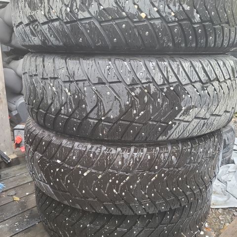 235/56 R17 piggdekk yokohama  ice guard ig65