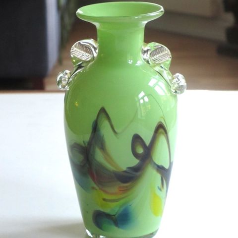 Vase i vårgrønt kunstglass.