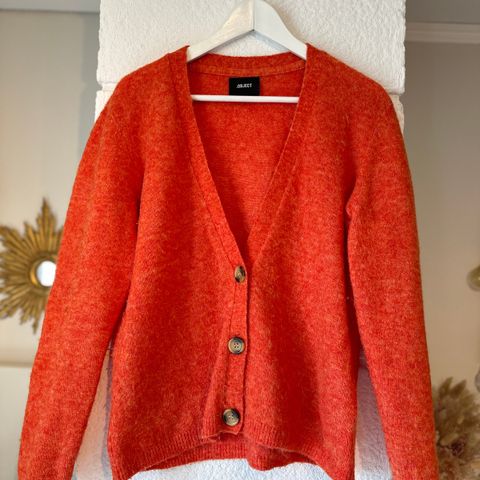 Nydelig oransje ullcardigan fra Object, str M