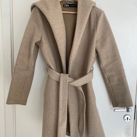 Beige kåpe fra Zara str M