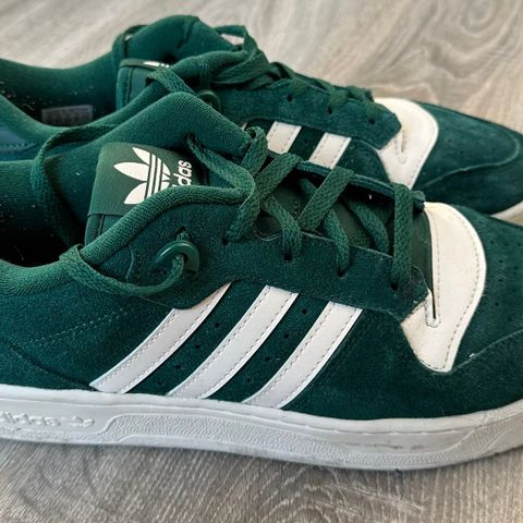 Adidas Rivalry Low Grønn Sneakers | Størrelse 44