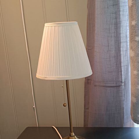 ÅRSTID
Bordlampe, messing/hvit IKEA (har 2 stykker)