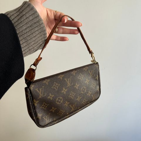 LV pochette