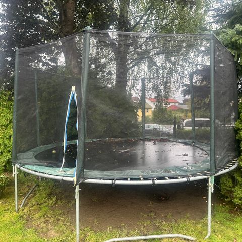 Trampoline gis bort