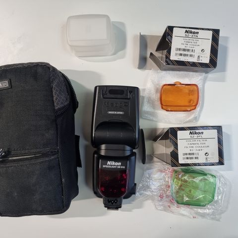 Nikon Speedlight SB-910 Flash Unit.