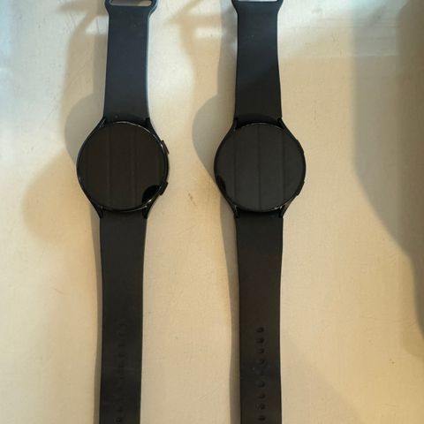 Samsung Watch 4 og 5 selges samlet kr 1000,-