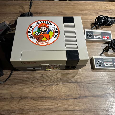 Nintendo NES og 2 kontroller