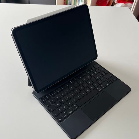 iPad Pro 128GB (11 tommer) (2. Gen.) Apple Magic keyboard og Pencil følger med