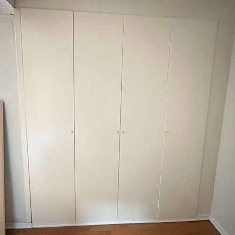 Garderobe skap. 50, 100 og 50.  Med lys.