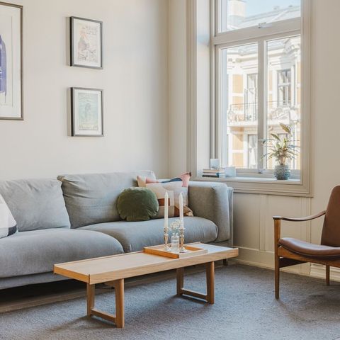 Strøken 3-seter Nockeby-sofa med puff