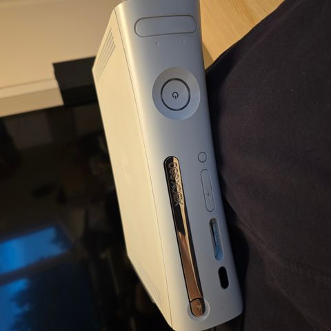 Xbox 360 med spill og kontroller