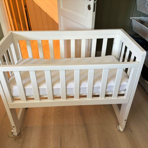 Troll Oslo Bedside Crib i hvit