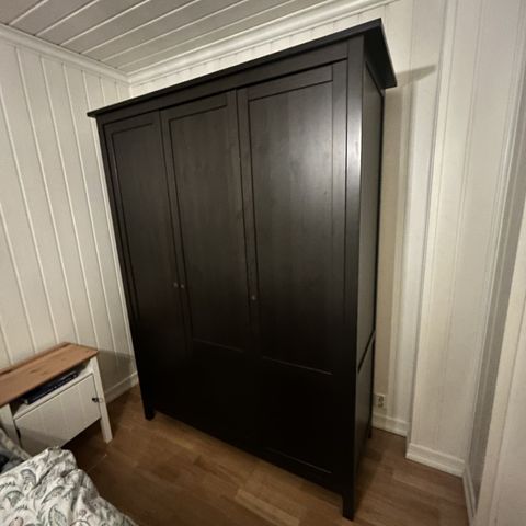 Gratis Hemnes kleskap - ta med bærehjelp