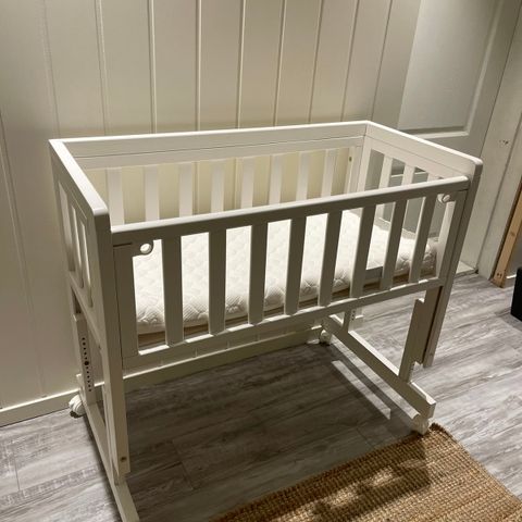 Troll bedside crib UTLEIE