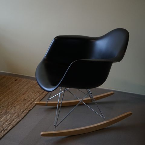 Eames RE Plastic Chair