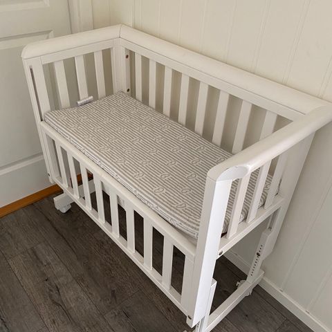 Pent brukt bedside crib selges.