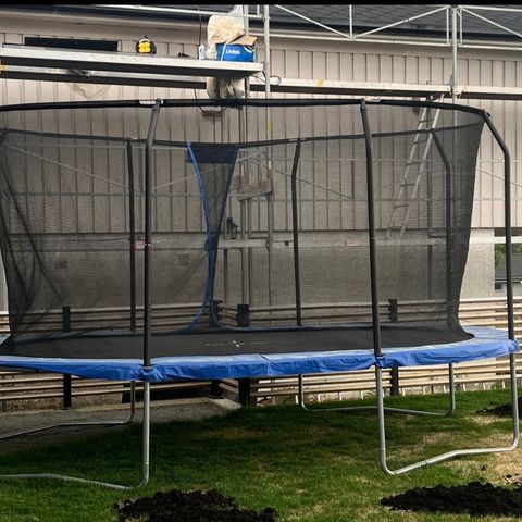 Stor oval trampoline 4.57m