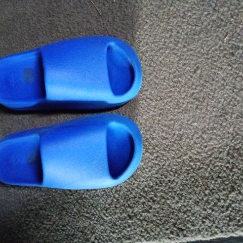 Yeezy slides størrelse 42