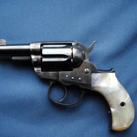 Colt Model 1877 "Lightning"  DA Revolver med 2 ½” løp.