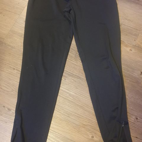 SVART NIKE DRI-FIT TRENINGSBUKSE STR. 147-158 CM (12-13 ÅR)