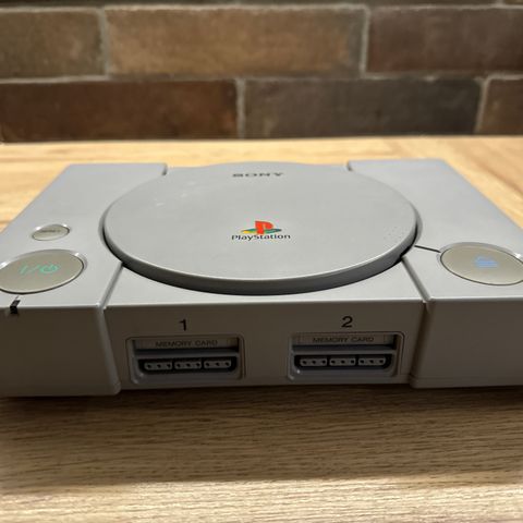 Flott første versjon PlayStation 1 med minne kort og 2 kontroller