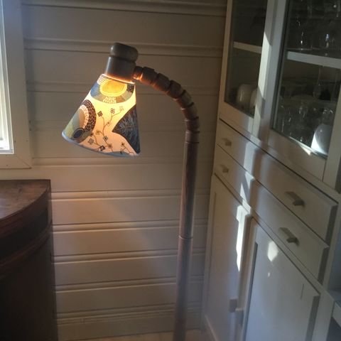 Liten stålampe i furu.Svensk design.