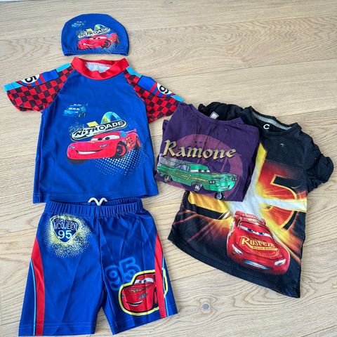 Biler/Lightning McQueen UV-drakt (ubrukt) og to t-skjorter (brukt)