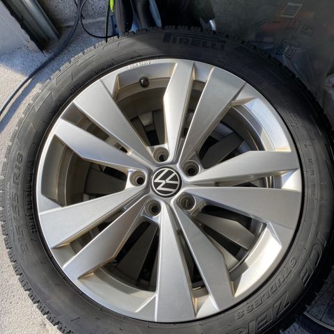 ID.3/ID.4 1.st felger med dekk Pirelli IceZero 215/55-18