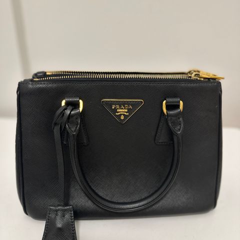 Small Prada Galleria Saffiano leather bag.