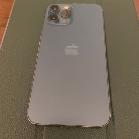 Pent eksemplar av en IPhone 12 pro Max Deep Blue