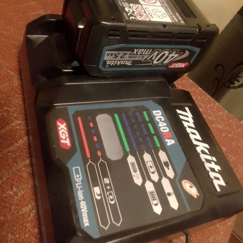 Makita 40v 2.5ah batteri og dc40ra lader