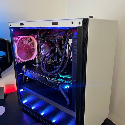 RGB Gaming pc Gtx 1070 / i7 7700k 4.2ghz 32gb ram / Vannkjøling