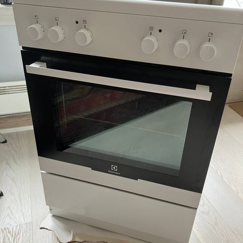 Fin Komfyr Electrolux Modell EKC60305IW