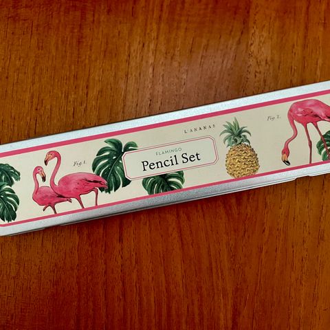 Retro blikkpennal med blyanter og kvesser- ananas og flamingomotiv🍍🦩