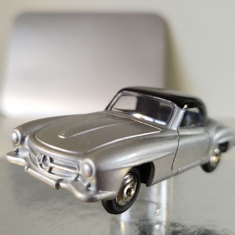 MERCEDES BENZ 190 SL 1959. Dinky Toys .  Skala 1/43.  Metall modell.