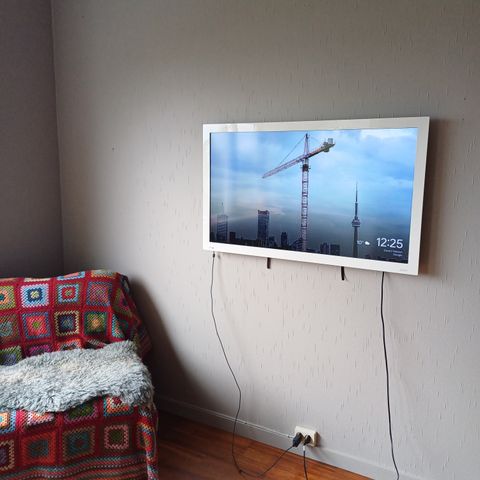 IKEA UPPLEVA tv, hvit farge med oppheng